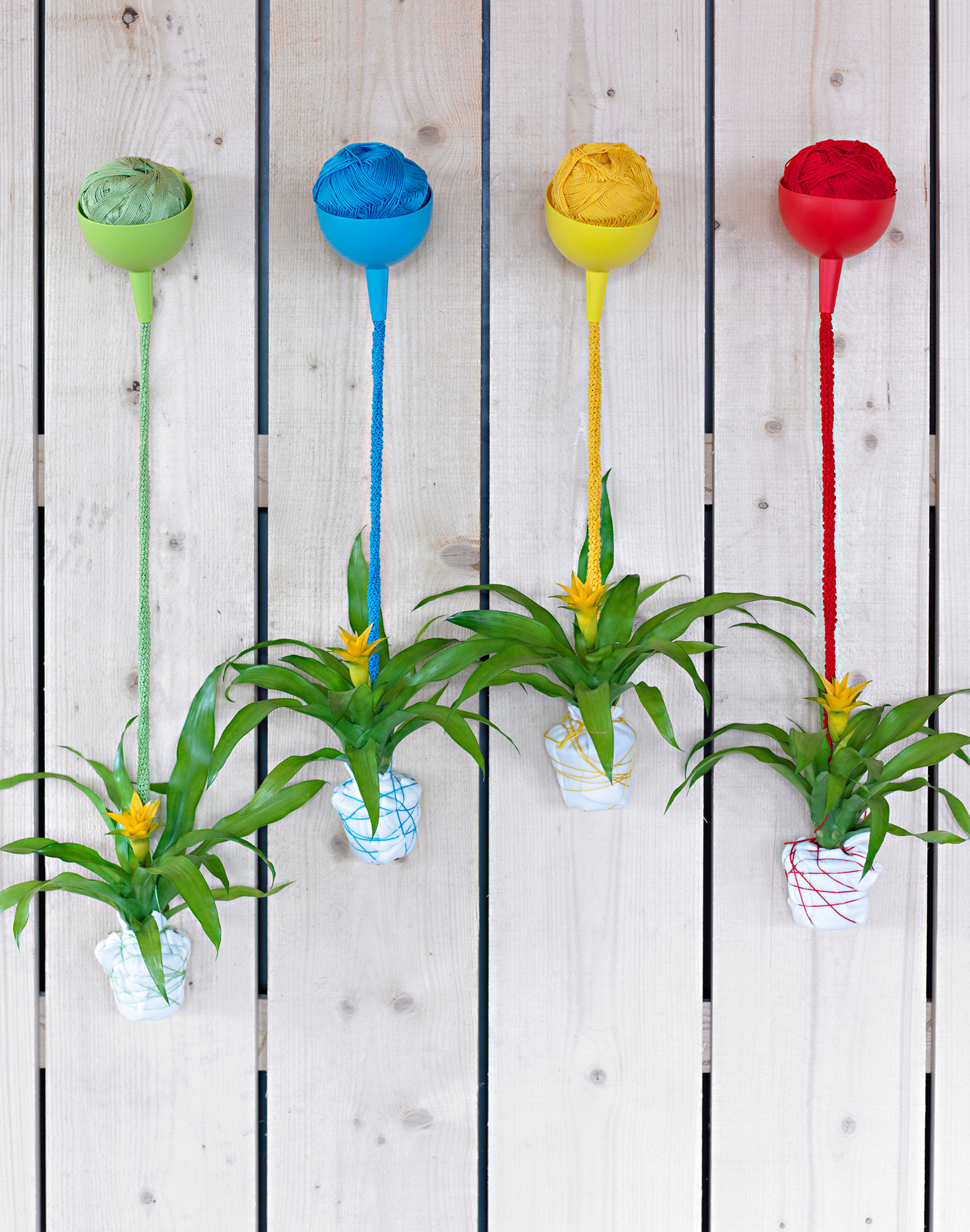 Farbenfrohe DIY-Idee mit Strickgarn, Trichtern und Bromelien