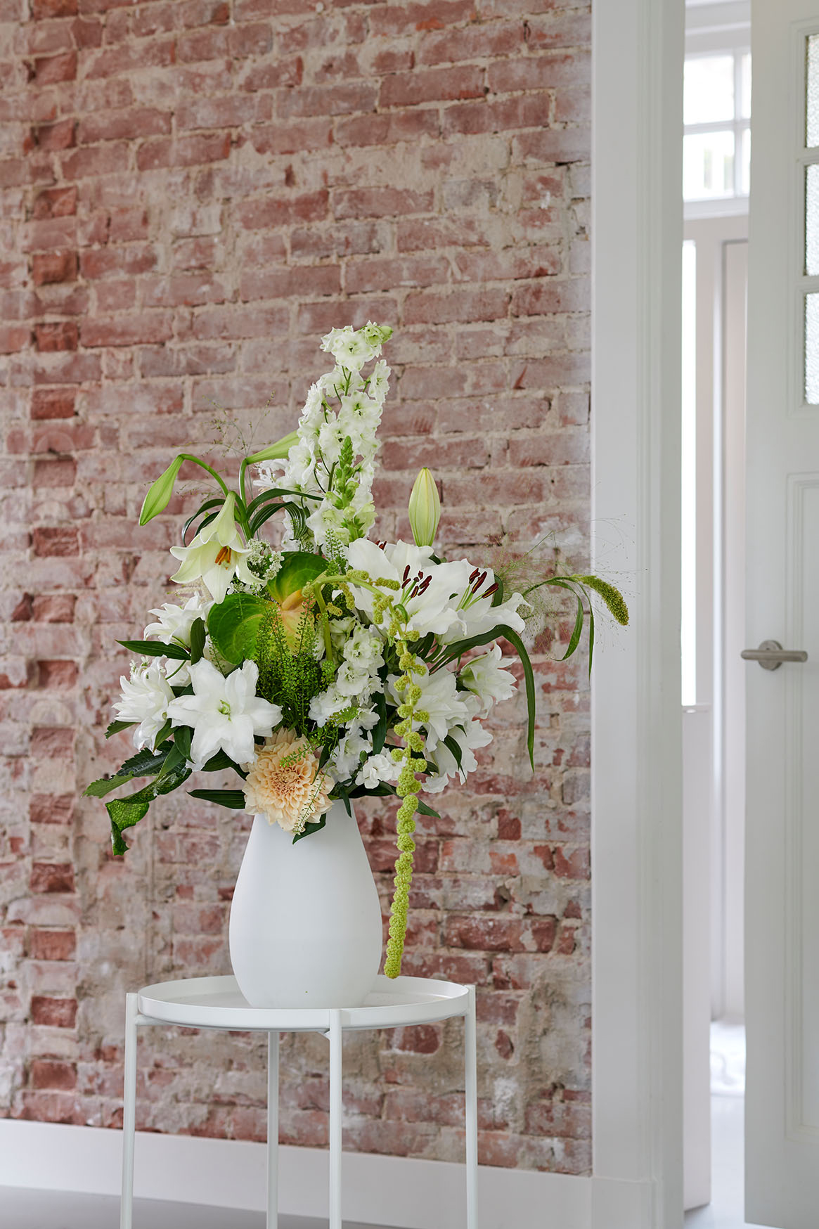 Weiße Lilien verleihen jedem Blumenarrangement Eleganz