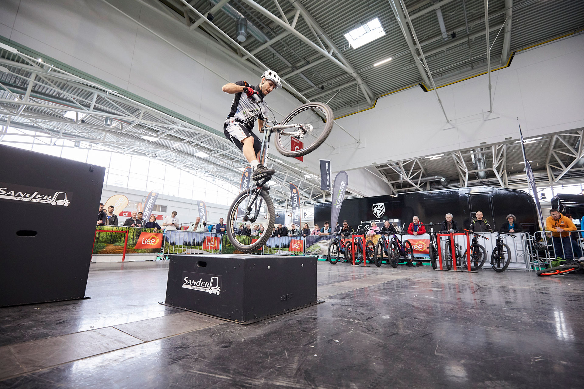 Action pur bei der täglichen Trial-Bike Show in Halle C6