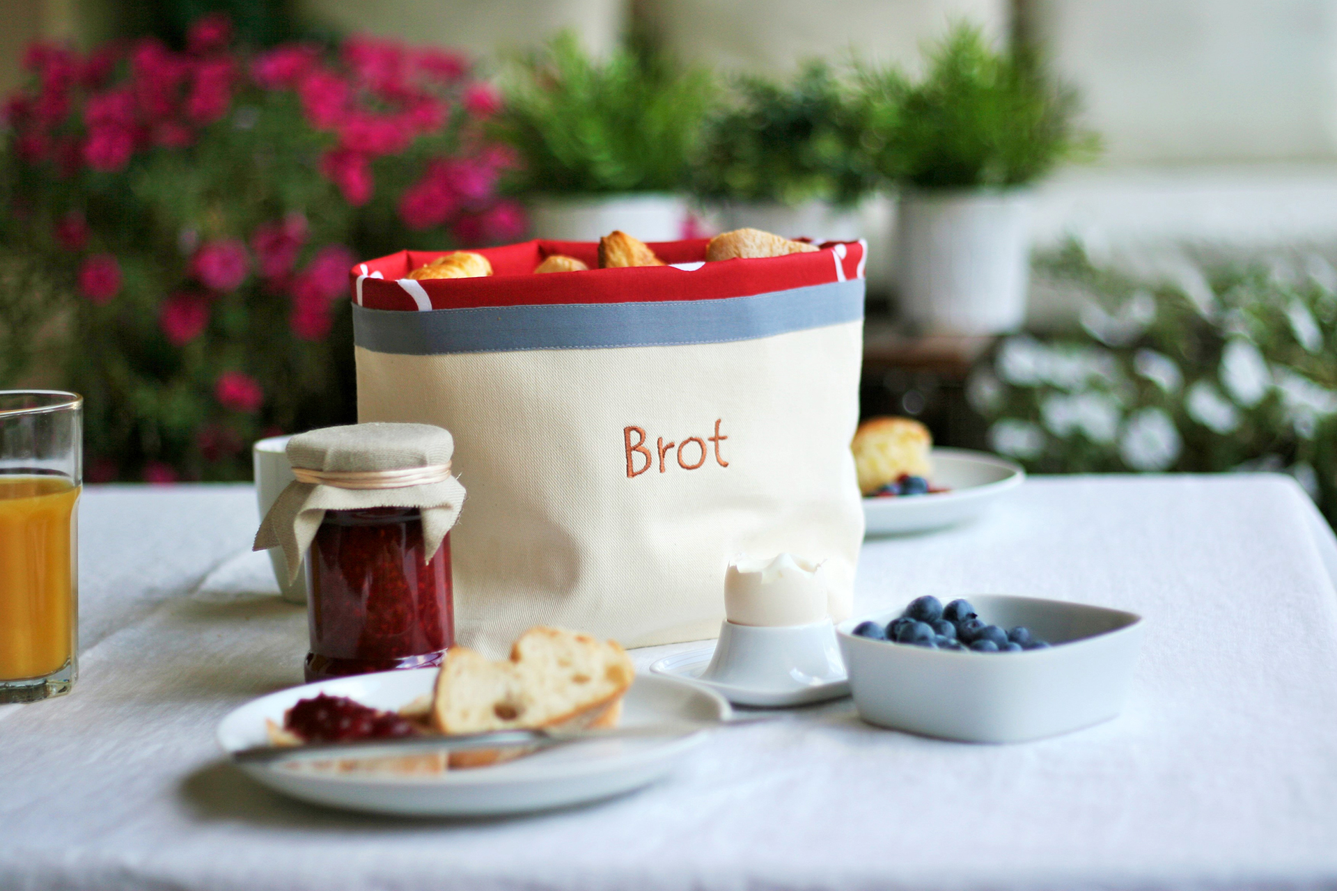 Offener Brotbeutel auf gedecktem Frühstückstisch