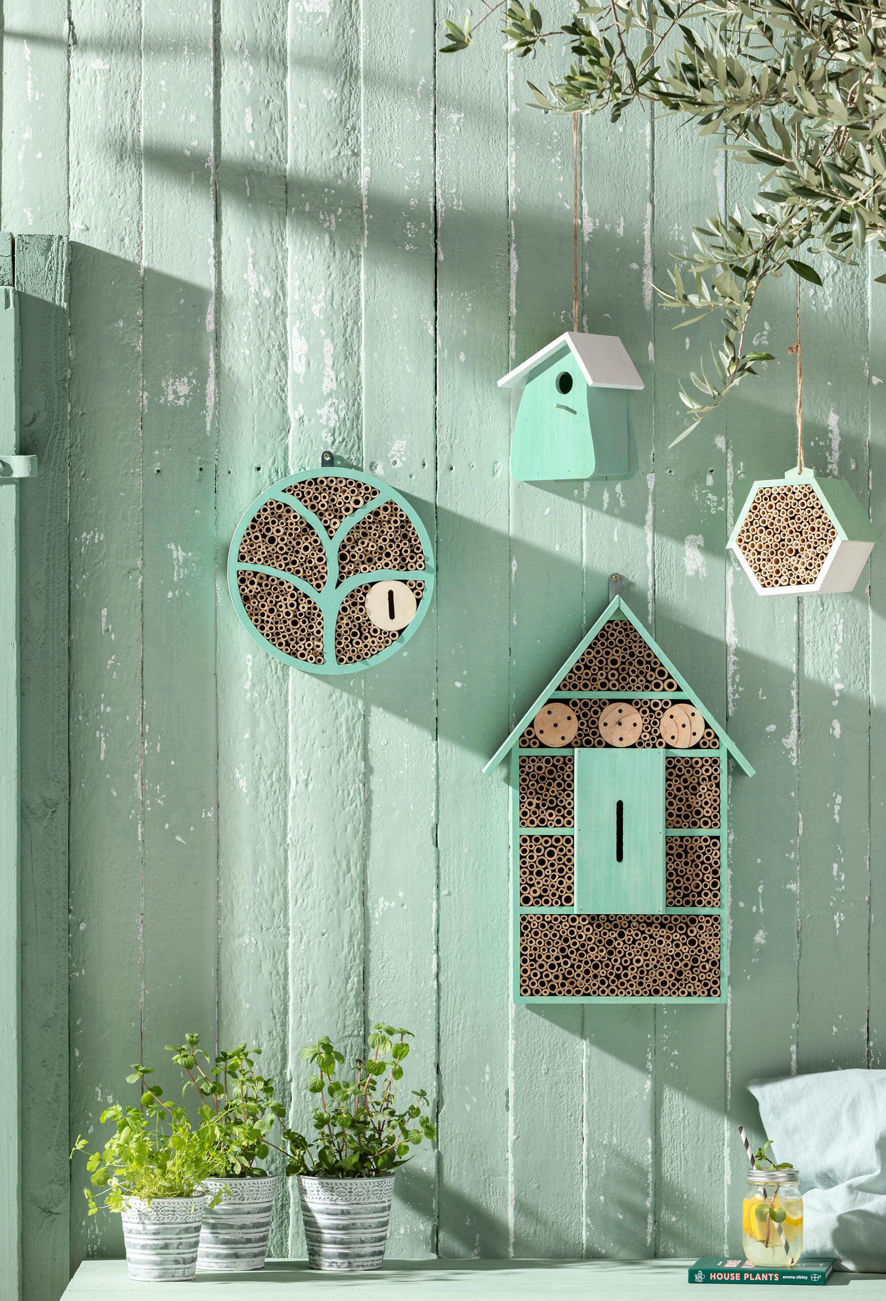 Neben Insektenhäusern sollten auch Nistkästen für Vögel in keinem naturnahen Garten fehlen