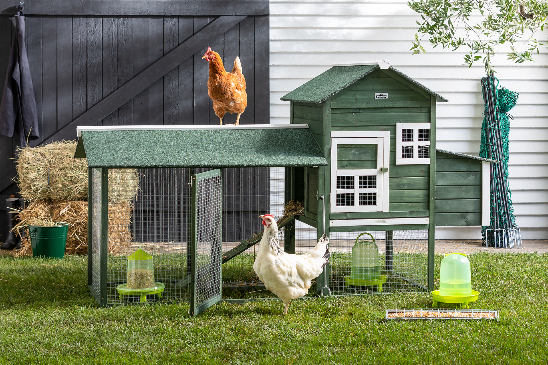 Den Dehner Hühnerstall Happy Hen gibt es auch in Hellbraun