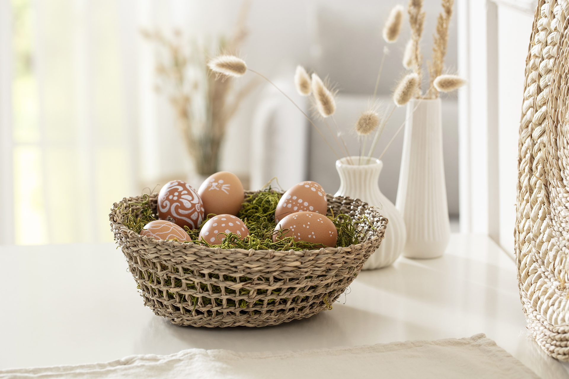 In einem Nest aus Naturmaterialien machen sich die minimalistischen Ostereier besonders hübsch