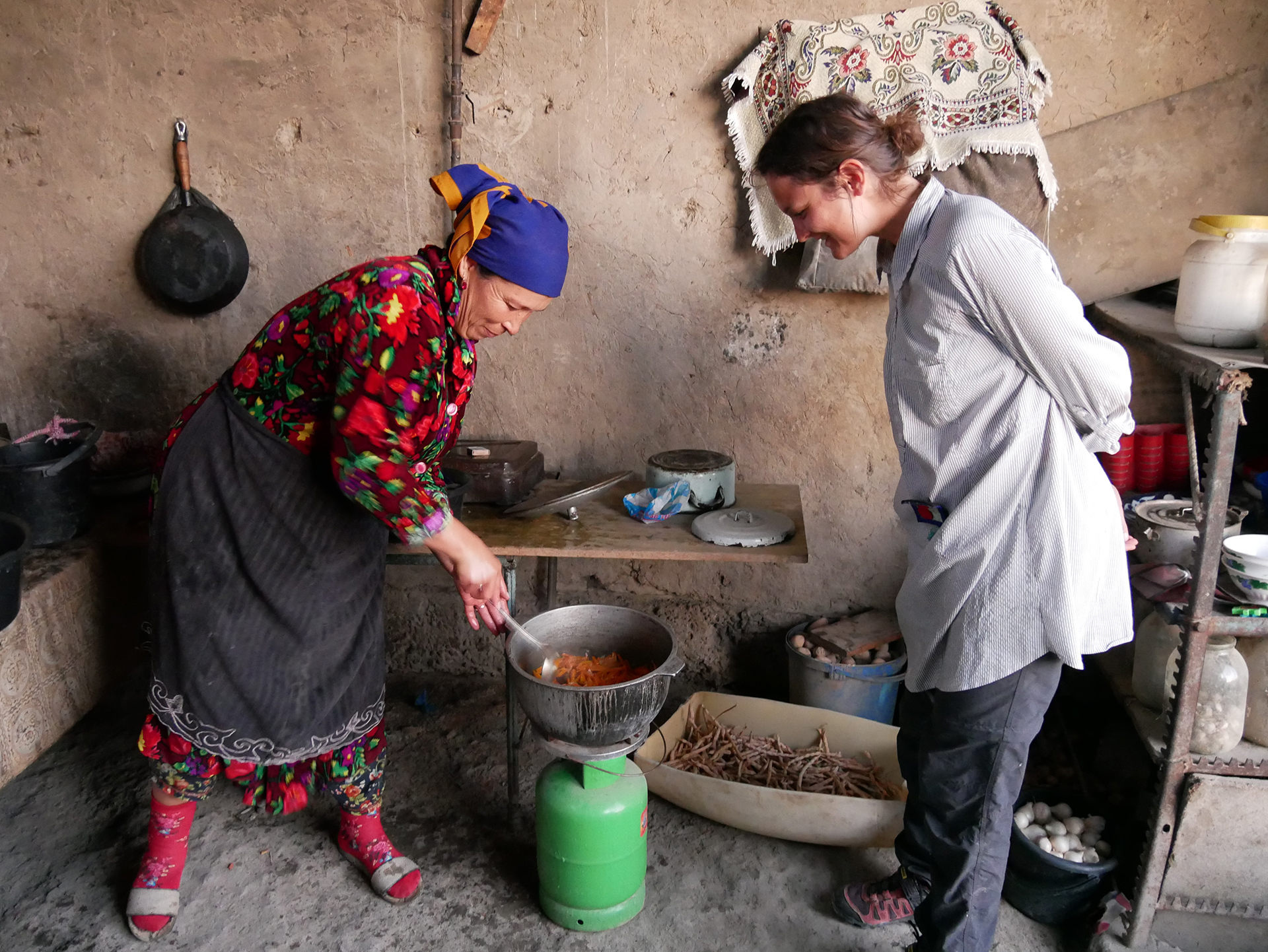Rano kocht Plov in der offenen Küche, Usbekistan